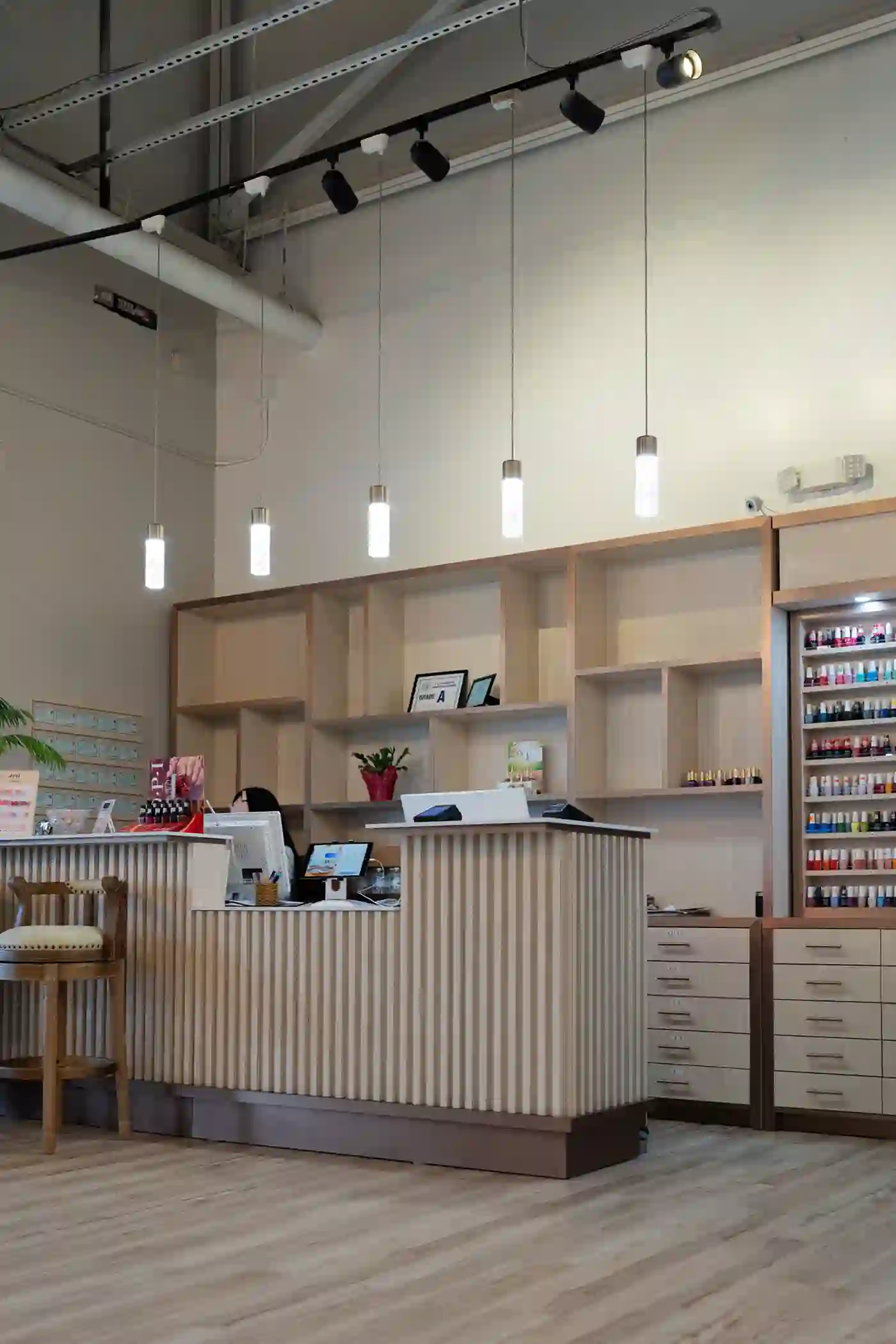 D3 card payment terminal at a nail salon front desk